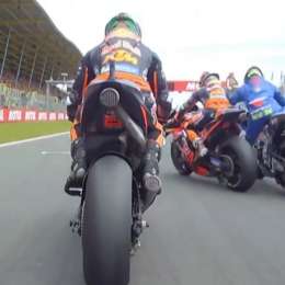 Video: ¡casi le pisa el pie en la largada de MotoGP!