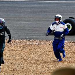 Russell y su gran gesto luego del accidente de Zhou en Silverstone
