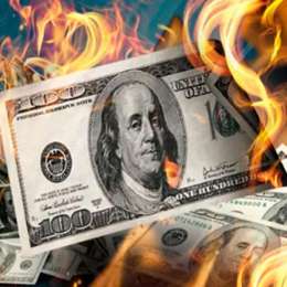 El dólar libre llegó a los 318 pesos, su máximo histórico