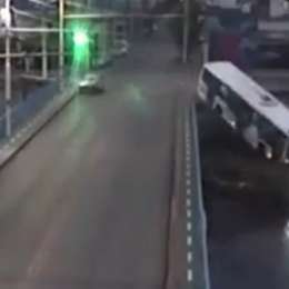 VIDEO: ¡impactante! Un colectivo cayó al río tras un choque en Córdoba