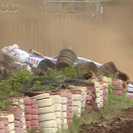 VIDEO: se despistó y las gomas se salieron del circuito