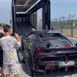 VIDEO: el futbolista que se subió a la Ferrari de 400.000 euros... y quedó de a pie