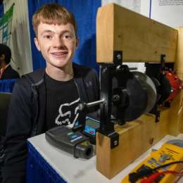 Tiene 17 años y creó un motor eléctrico mejor que Tesla