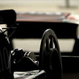 La historia del piloto que tuvo una infancia difícil y su abuela lo salvó