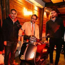 Vespa presentó la GTS300 Súper con el embajador de Italia
