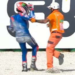 VIDEO: se cayó y casi termina a las piñas en MotoGP