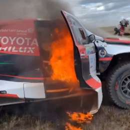 VIDEO: impactante incendio de la Toyota Hilux de Al- Rajhi