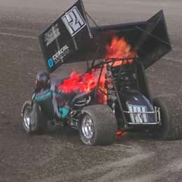 VIDEO: su auto se prendió fuego y corrió con sus piernas en llamas por la pista