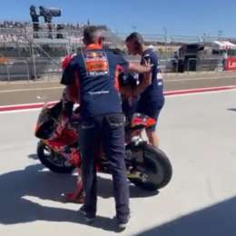 VIDEO: escándalo: mecánicos bloquearon la salida a pista de un rival en Moto3