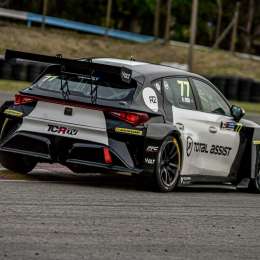 TCR South America: Raphael Reis ganó y sigue con vida en el campeonato