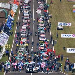 VIDEO: TC: a las piñas en plena recta principal