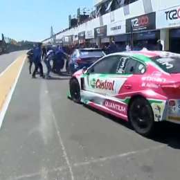 VIDEO: ¡casi se tocan en los boxes! Pernía vs. Llaver en los 200 Km del TC2000