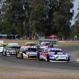 El llamativo buzo antiflama que un piloto estrenó en Río Cuarto