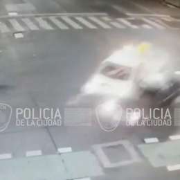 VIDEO: un auto cruzó en rojo, chocó una camioneta y se incrustó en un bar