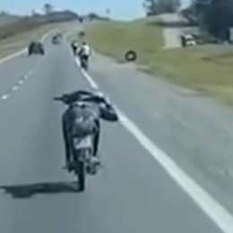 VIDEO: Imprudencia total: manejó a más de 100km /h acostado sobre su moto y se hizo viral