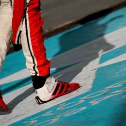 VIDEO: el tremendo calor le derritió las botitas en plena carrera
