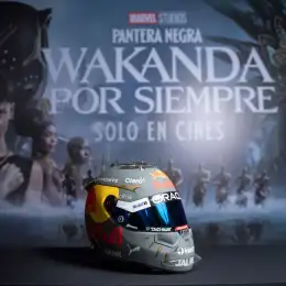 Checo Pérez con el casco en homenaje a "Pantera Negra"