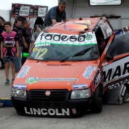 GALERIA: fuerte vuelco en el comienzo del viernes del Turismo Pista en Olavarría