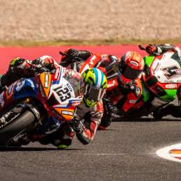 VIDEO: ¿por qué los pilotos del motociclismo son superiores a los del automovilismo?