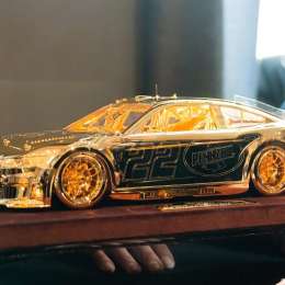 NASCAR: El Campeón recibió un auto de oro