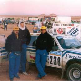 VIDEO: la fabulosa historia del primer equipo argentino que corrió el Dakar con Renault 18 apadrinado por Fangio