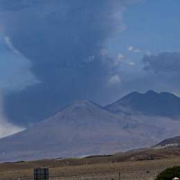 Volcán fronterizo a Argentina entró en actividad con un sismo