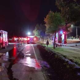 Enorme incendio destruyó una fábrica en Luján de Cuyo