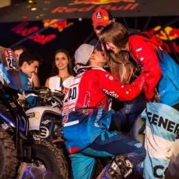 VIDEO: Ganó el Dakar y le pidió casamiento a su novia en el podio