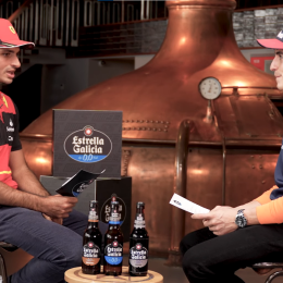 Carlos Sainz con Marc Márquez: "Me subiría de cabeza a una MotoGP"