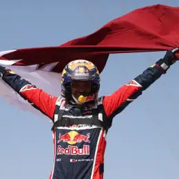 VIDEO: el piloto argentino que fue a ver la final de Qatar 2022 y alienta por Nasser Al-Attiyah