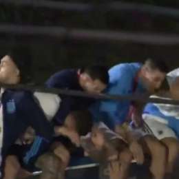 VIDEO: ¡Insólito! los jugadores de la Selección casi chocan un cable de alta tensión en la caravana