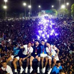 VIDEO: la multitud que recibió a la Selección Argentina en altas horas de la madrugada