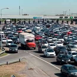 Otra jornada de caos: un accidente en la autopista Buenos Aires-La Plata provocó demoras en el tránsito