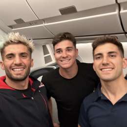 En su viaje al Dakar, los hermanos Benavides compartieron vuelo con Julián Álvarez