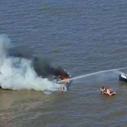 Se incendió una embarcación en el Río de la Plata