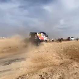 Dakar 2023 al borde de la tragedia: perdió el control de su camión y casi atropella al público