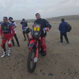 Otro candidato que se accidentó y abandona el Dakar: Ricky Brabec