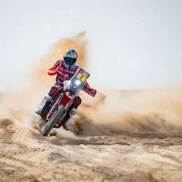 ¿Cómo se vive el Dakar 2023 a bordo de una moto a toda velocidad?