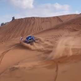 Dakar 2023: fuerte accidente entre una moto y una camioneta en pleno desierto