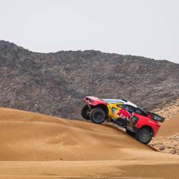 Dakar 2023: Loeb se quedó con el triunfo en la octava etapa tras la penalización a Sainz