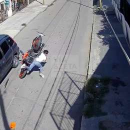 VIDEO: murió un joven tras chocar una moto robada con un auto estacionado