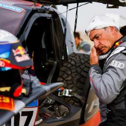 Carlos Sainz anunció que se fracturó dos vértebras tras el Dakar 2023