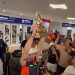 VIDEO EXCLUSIVO: así fue el recibimiento a Kevin Benavides en Ezeiza