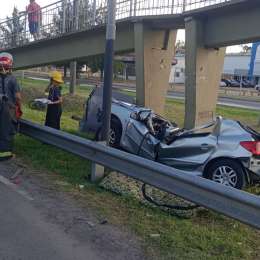 Tragedia en la ruta 2: un auto chocó contra un puente peatonal y murieron dos personas