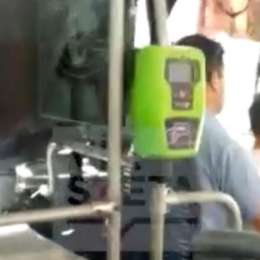 Video: un chofer de colectivo condujo con un niño encima de sus piernas