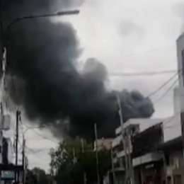 Caseros: feroz incendio en una fábrica de plásticos