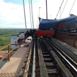 Un camión chocó y quedó colgado del puente Zarate-Brazo Largo