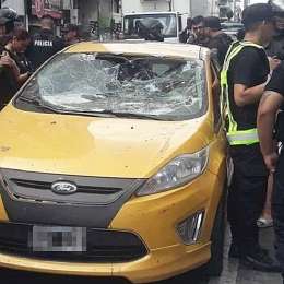 Violencia en Rosario: un hombre atropelló a varios manifestantes y le destrozaron el auto