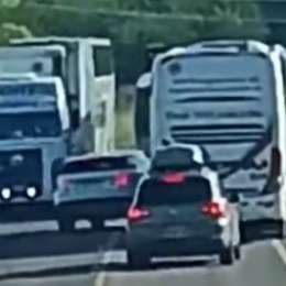 Video: un conductor casi provoca una tragedia en la ruta 5 tras intentar pasar a un micro