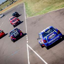 ¡En el Turismo Pista pasa de todo! Tres cambios de liderato en una vuelta